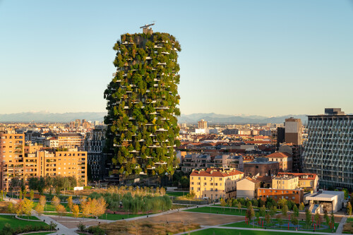 Von Architekt Stefano Boeri begrüntes Hochaus in Mailand.