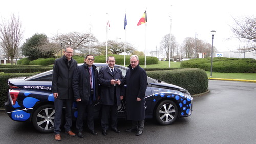 Von links: Stephan Herbst, General Manager Toyota Motor Europe, Marinus Van Greuningen, Head of service - Car Reservation Center at the European Parliament, Pablo Cardoso, EP Chauffeur and Didier Stevens, Senior Manager Toyota Motor Europe.