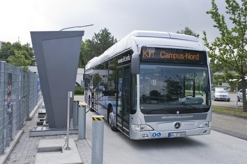 Wasserstoff-Tankstelle am KIT mit Mercedes-Benz Citaro Fuel-Cell-Hybrid.