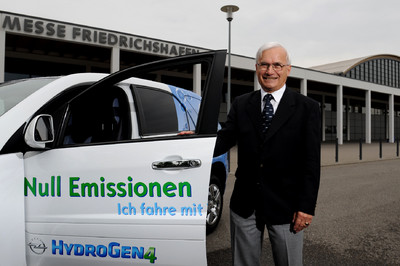 Wolfgang von Zeppelin startet von der Messe Friedrichshafen mit einem Opel Hydrogen 4 zur ersten emissionsfreien Umrundung des Bodensees.