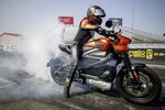 Angelle Sampey fuhr mit der Harley-Davidson Livewire zwei Weltrekorde für serienmäßige Elektromotorräder.