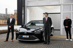 Ein Mirai für den japanischen Generalkonsul (v.l.):Toyota-Deutschland-Präsident André Schmidt, Kiminori Iwama und Autohaus-Geschäftsführer Frank Levy.