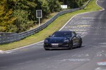 Porsche-Entwicklungsfahrer Lars Kern fuhr mit einem Vorserien-Taycan eine neue Bestzeit für Elektroautos der Marke auf dem Nürburgring.