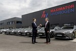 Toyota-Geschäftsführer André Schmidt übergibt symbolisch den Schlüssel für die zehn Mirai an Mortimer Glinz, Geschäftsführer der Schmidt Kranz Group.