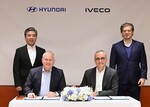 Unterzeichneten den Vertrag zur Lieferung eines elektrischen leichten Nutzfahrzeugs (v.l.): Hyundai-Präsident Jaehoon Chang, Ken Ramirez (bei Hyundai zuständig für Nutzfahrzeuge), Iveco-Chef Gerrit Marx und Luca Sra, bei Iveco zuständig für das Nutzfahrzeuggeschäft.