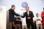 Volkswagen-Markenchef Dr. Herbert Diess (l.) und Argentiniens Präsident Mauricio Macri verkünden die Investitionen im argentinischen VW-Werk Pacheco.